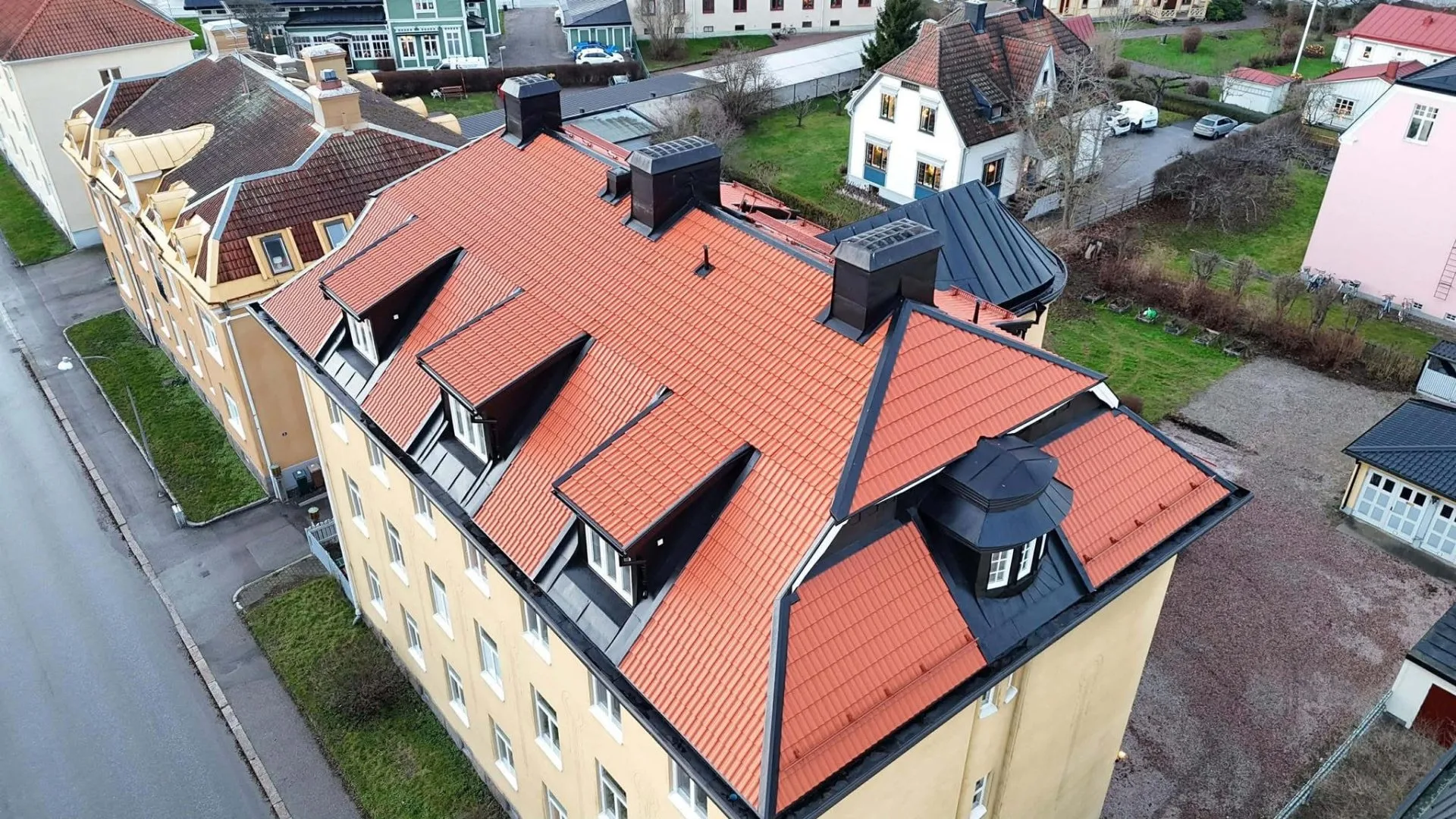 Flygbild av takbyte utfört av Erikssons Plåt i Södermanland
