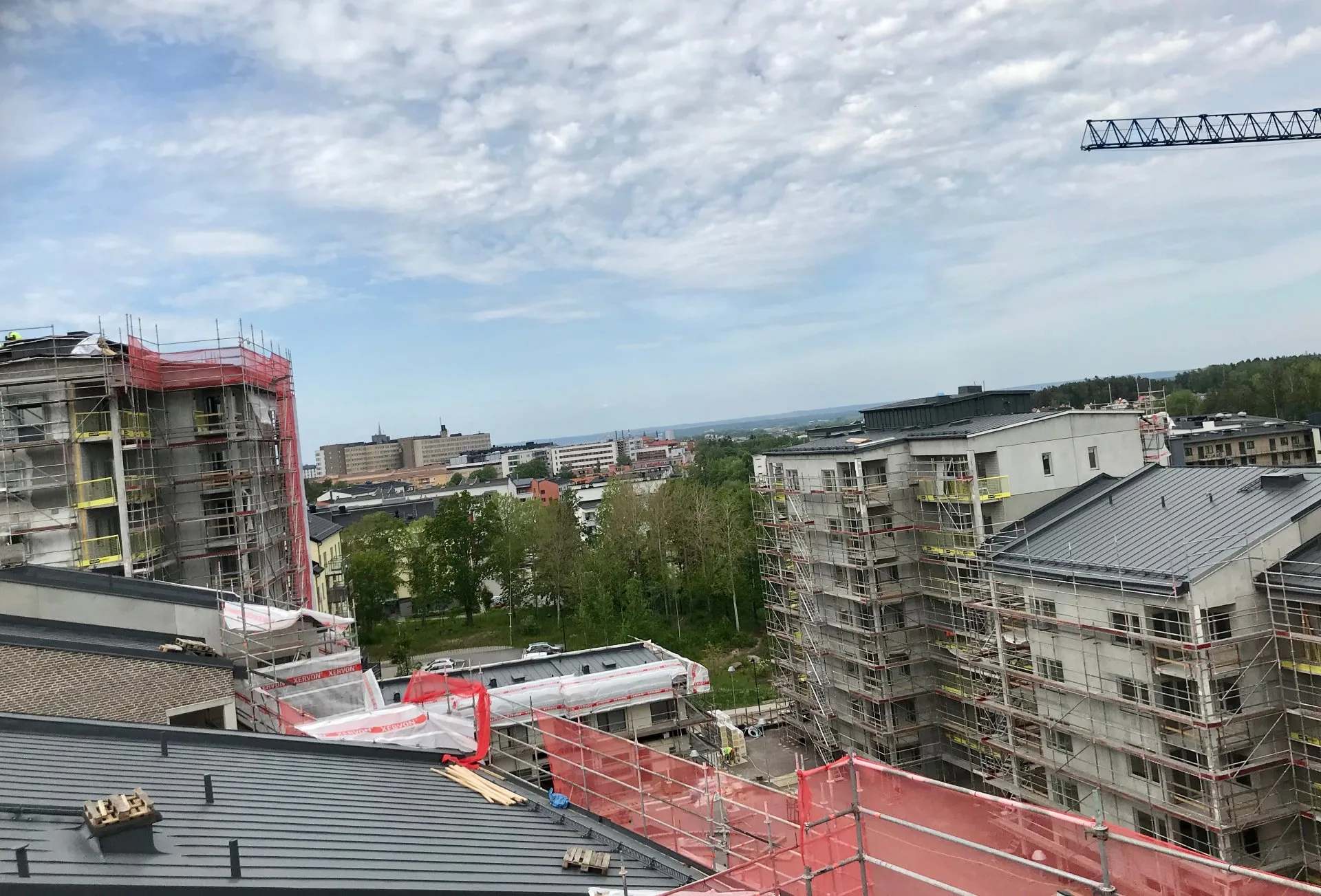 Flerbostadshus under renovering med byggnadsställning
