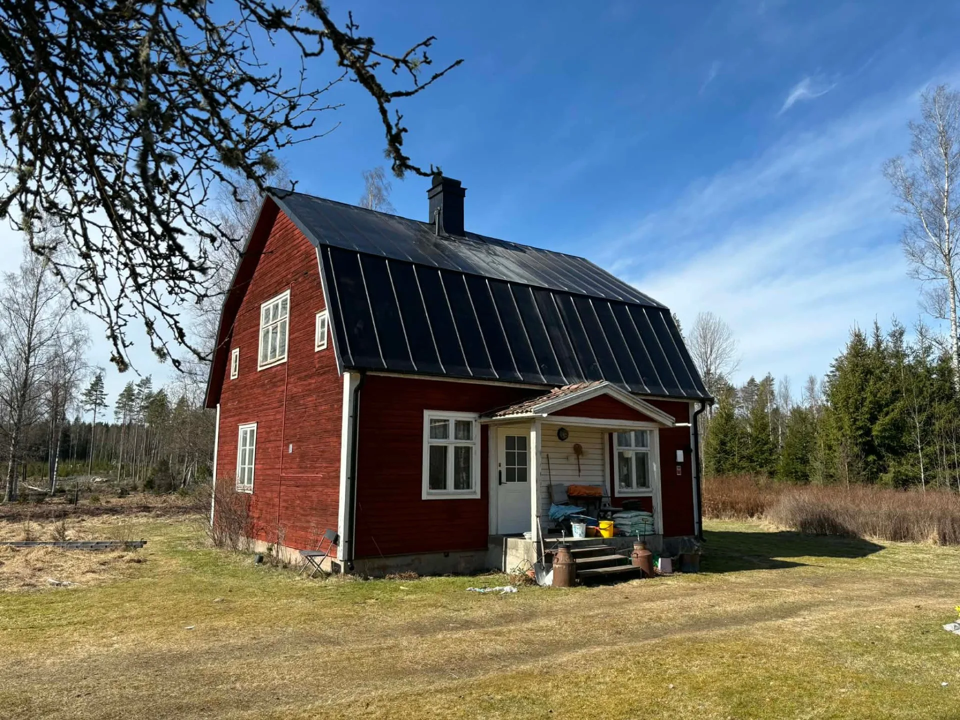 Komplett takbyte med svart bandtäckt tak, Nyköping